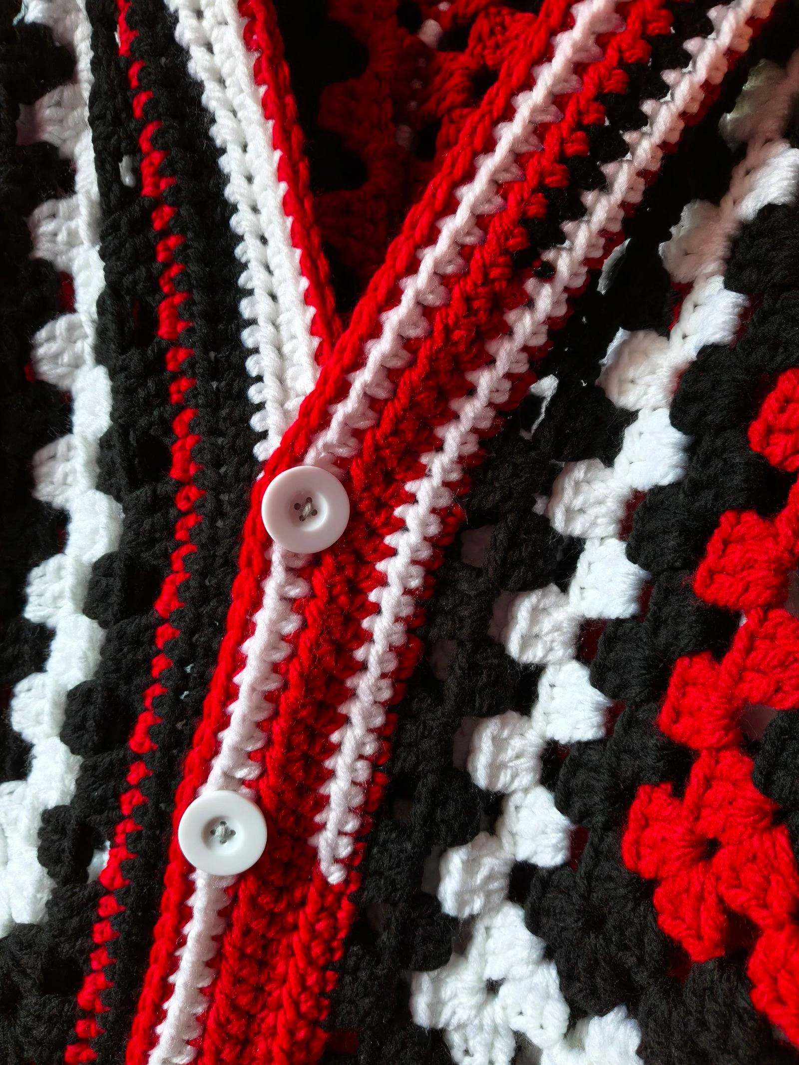 Cárdigan Cropped de Crochet Artesanal con Capucha – Estilo Granny Square (Rojo, Negro y Blanco) – photo 2